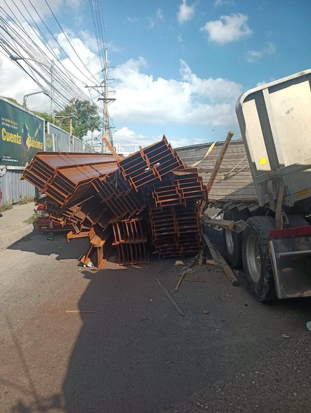 Vuelco de patana provoca congestionamiento en la autopista Duarte